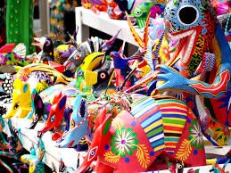 Alebrijes hechos con madera y pintados a mano